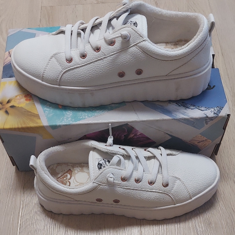 Roxy Girl. Size 8.5 WomensTrendy White Sneakers with Textured Sole